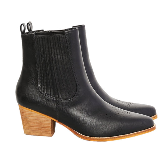 Chelsea Boot in Black